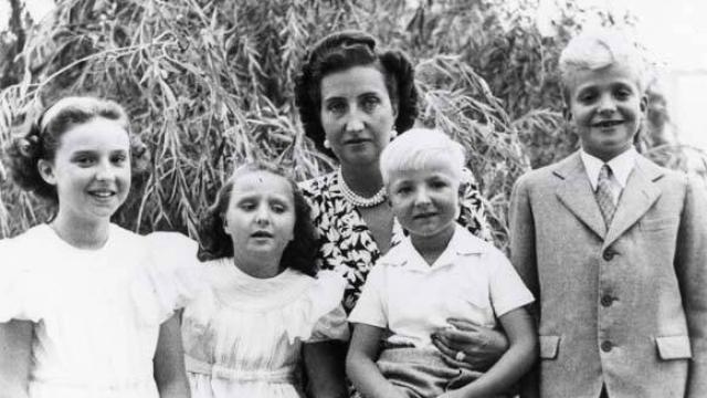 De izq a dcha: Pilar de Borbón, la infanta Margarita, Juan Carlos y Alfonso junto a su madre María de las Mercedes Borbón.