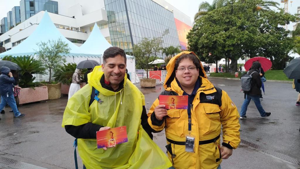 Arturo y Nathan junto al Palais de Festival de Cannes.