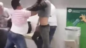 Captura del vídeo en el que varias personas agreden a un carterista