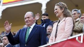 El Rey Juan Carlos y su hija, la infanta Elena, asisten en la plaza de toros de Las Ventas a la octava corrida de abono de la Feria de San Isidro.