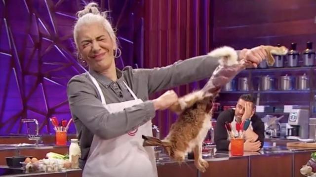 La concursante Teresa durante el proceso de despelleje en 'MasterChef'.