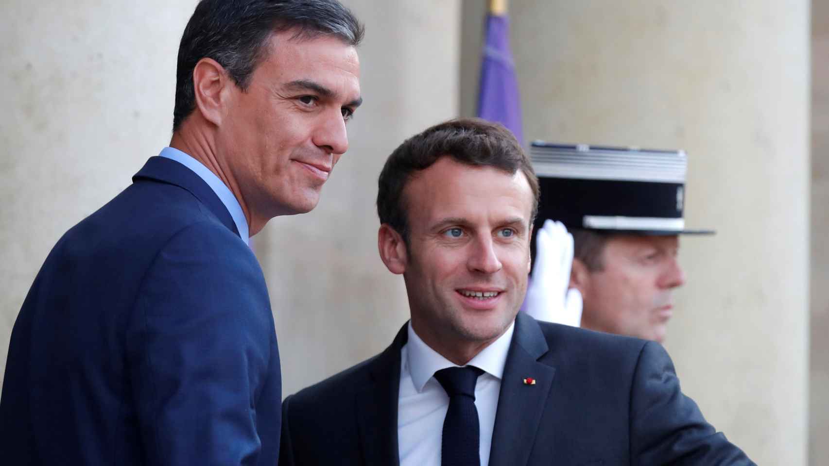 Pedro Sánchez, recibido por Emmanuel Macron en el Palacio de Elíseo (París).