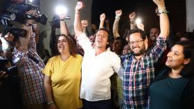 'Kichi' celebra junto a sus compañeros la victoria de Podemos en Cádiz