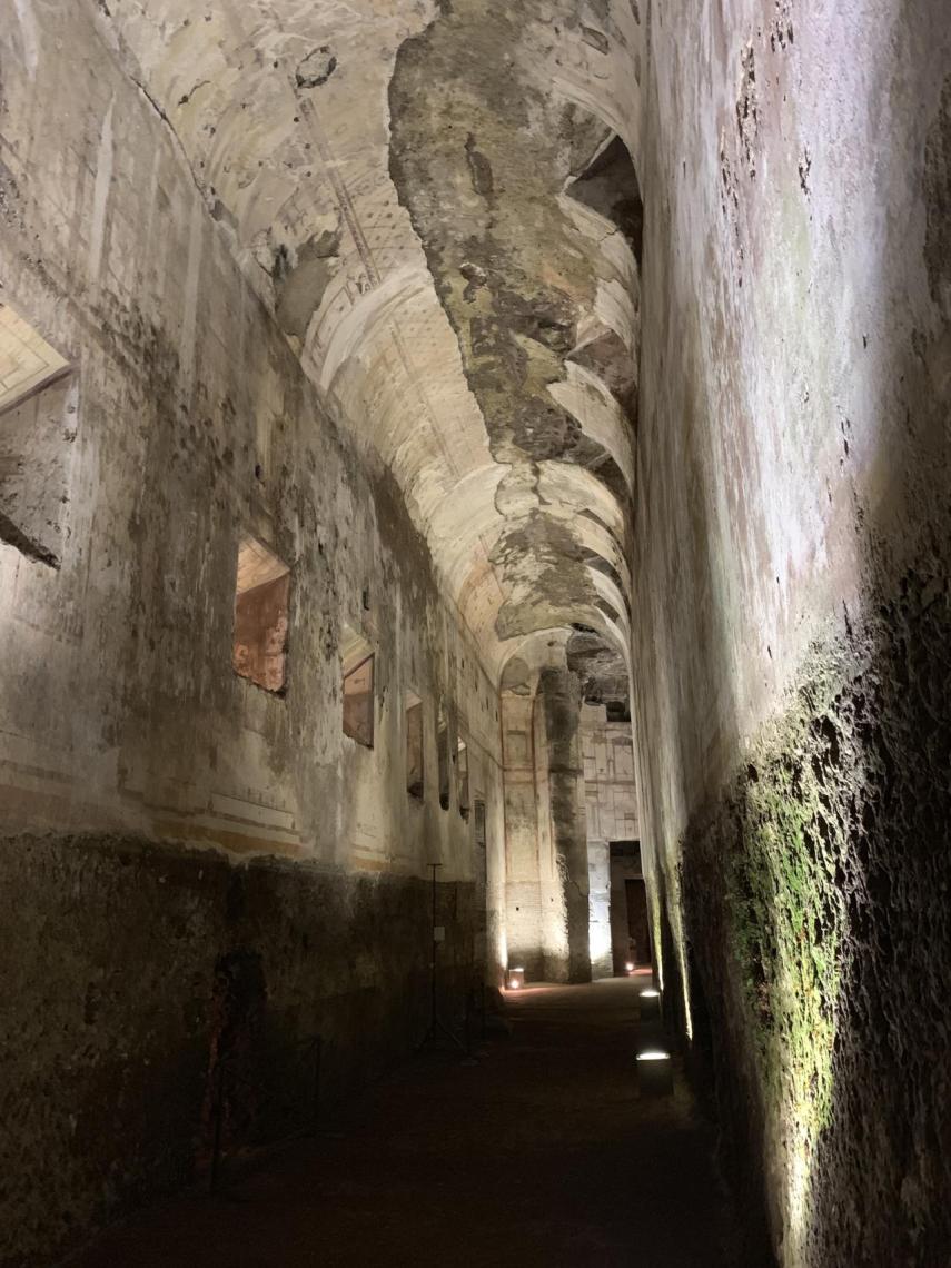 Uno de los pasillos que marcaban el límite del palacio con el jardín.