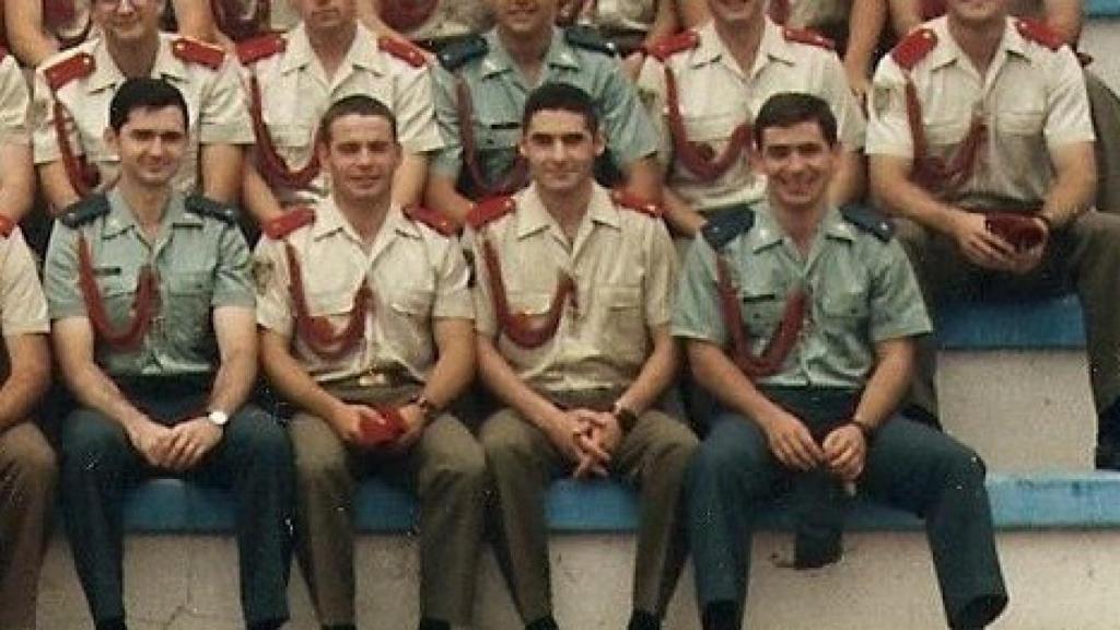 Pablo (primero a la derecha) entró en la academia militar para ser Guardia Civil.