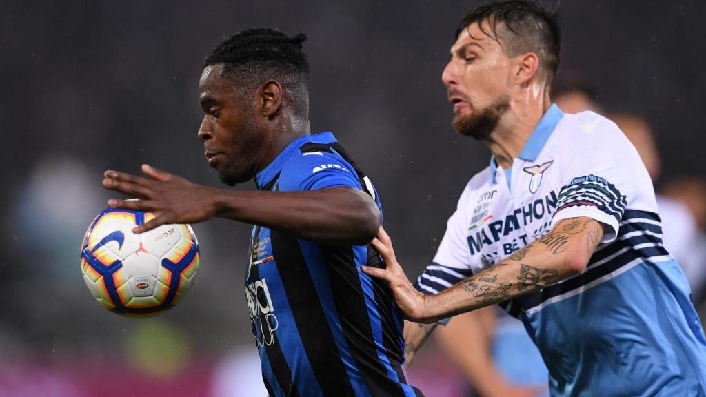 Duvan Zapata, en un duelo con el Atalanta