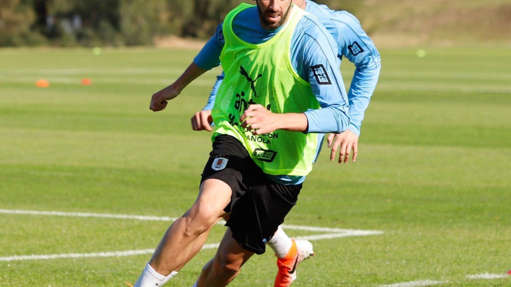 Godín entrenando con Uruguay. Foto: Twitter (@diegogodin)