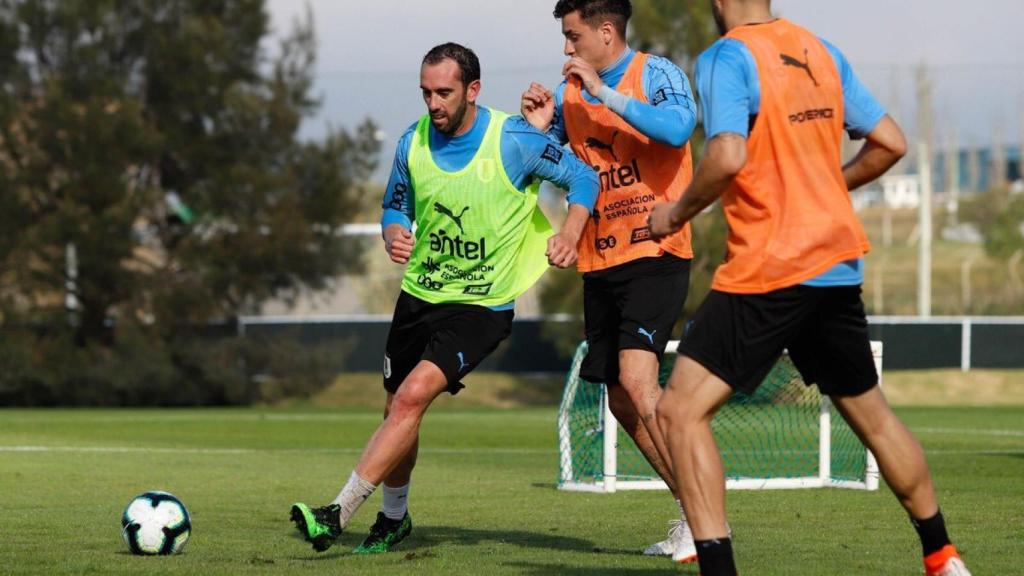 Godín en el entrenamiento de Uruguay. Foto: Twitter (@diegogodin)