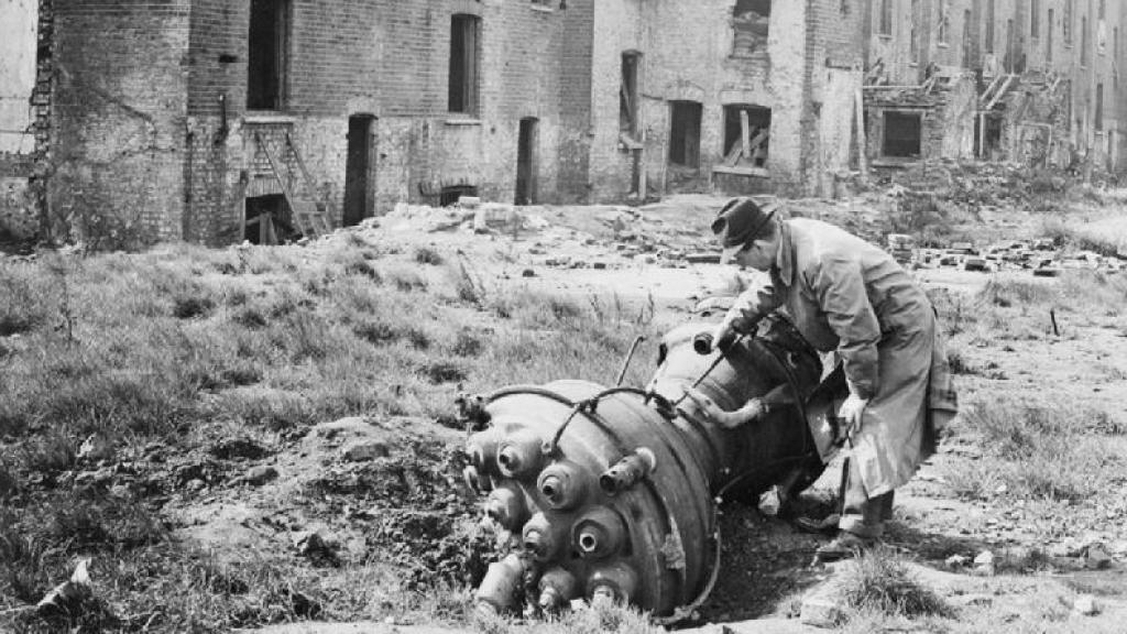 Un británico examina el motor de una V-2 tras una explosión cerca de Londres.  Imperial War Museum / Wikimedia Commos