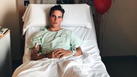 Gonzalo Caballero, desde la camilla del hospital.