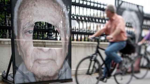 Detalle de los daños de un retrato de un superviviente del Holocausto, expuestos en una céntrica avenida de Viena.