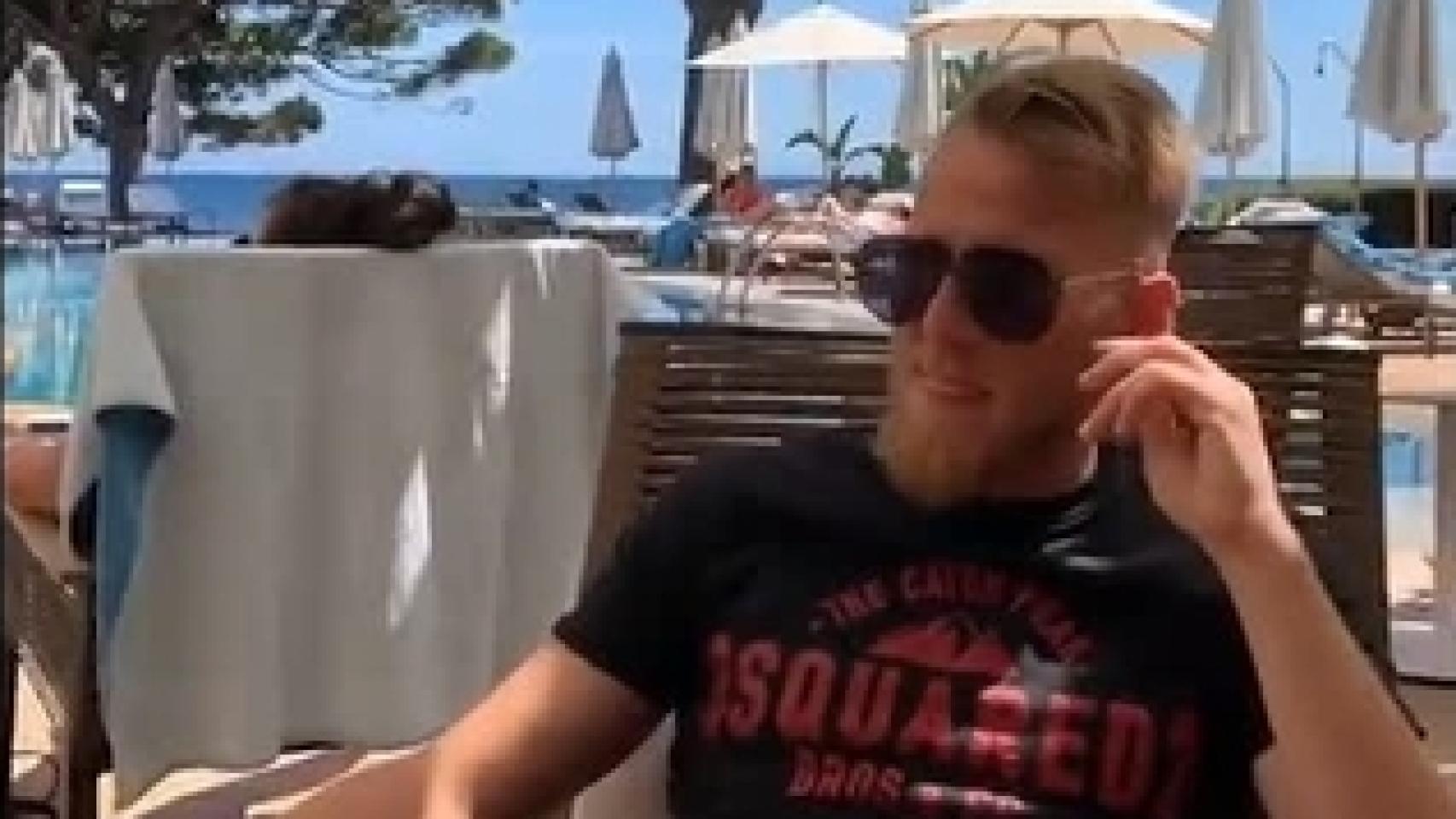 Samu Saiz, en una playa en Ibiza