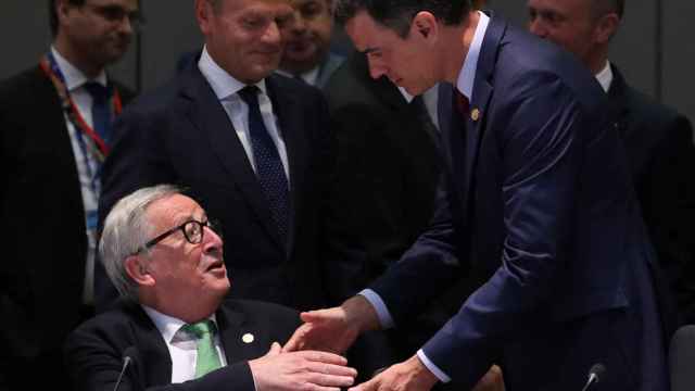 Sánchez saluda a Juncker durante la cumbre sobre el reparto de altos cargos de la UE