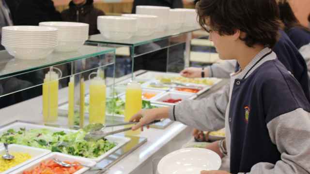 Un alumno escogiendo comida en un comedor escolar de Brains International Schools