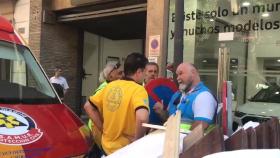 Efectivos sanitarios en el lugar del accidente, en la calle Ayala de Madrid.