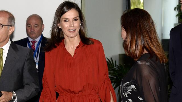 La reina Letizia ha lucido un vestido rojo pasión.