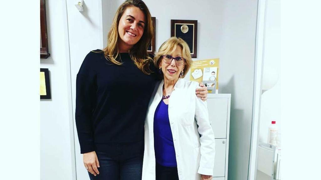 Carlota Corredera con la doctora Dolores Saavedra.