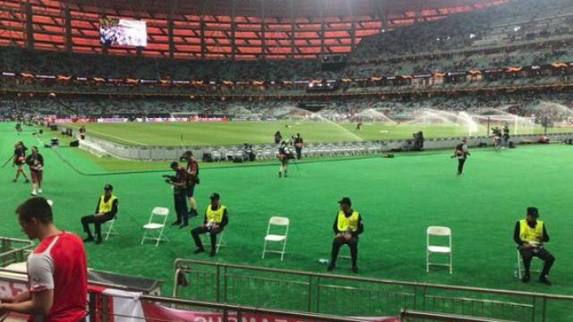 Aficionados ingleses en el fondo del estadio de Bakú. Foto: Twitter.