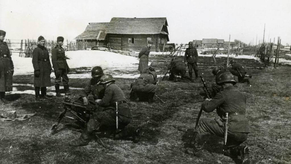 Miembros de la División Azul, durante una instrucción en 1942.