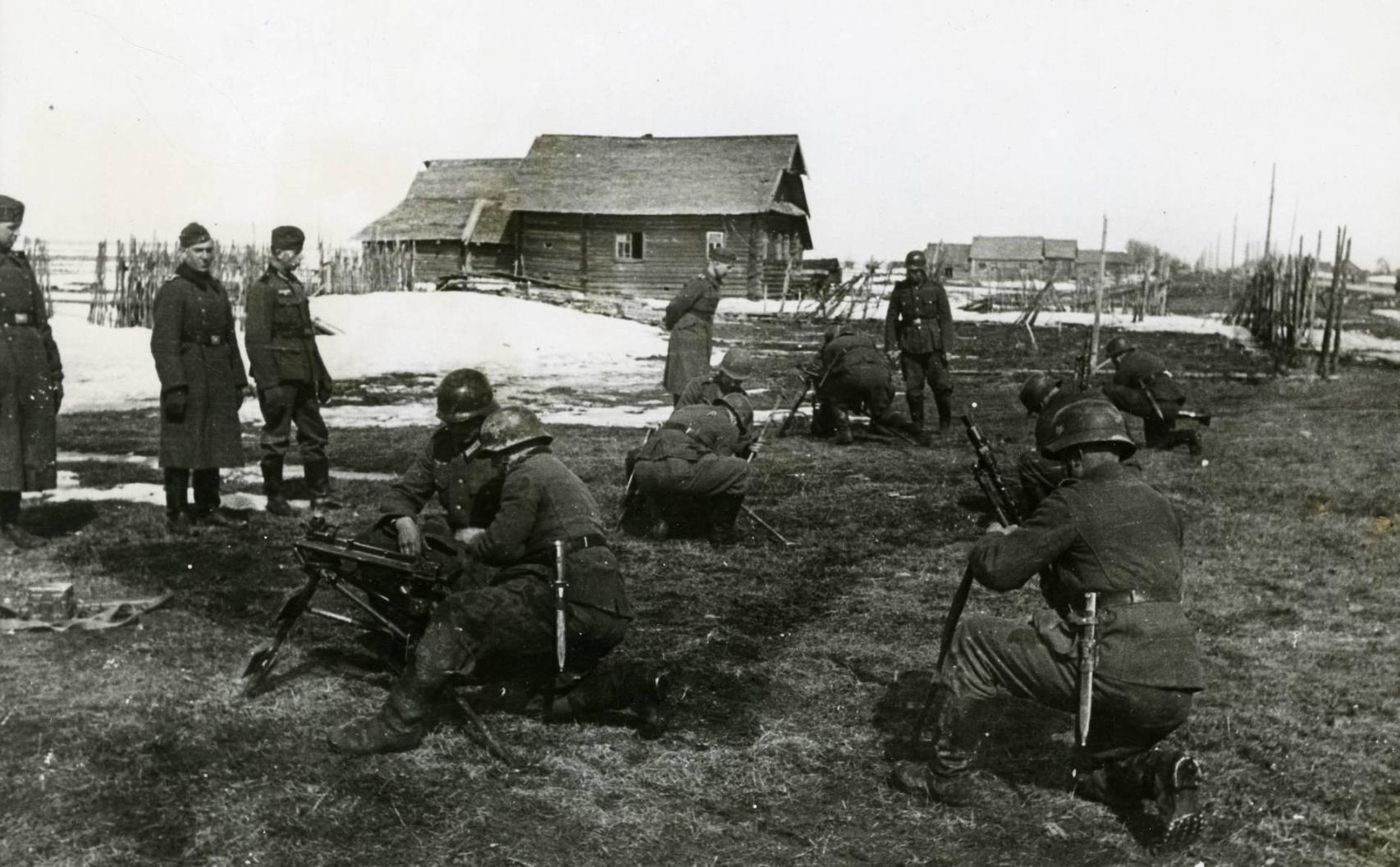 Miembros de la División Azul, durante una instrucción en 1942.