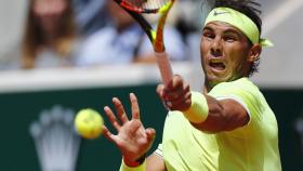 Nadal, golpeando una derecha en la segunda ronda de Roland Garros.