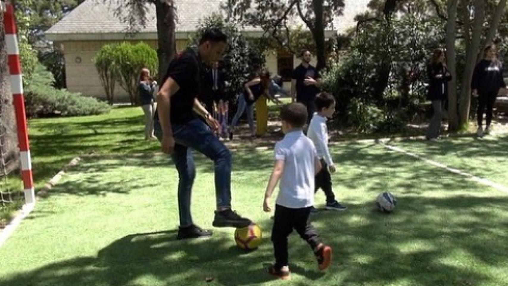 Keylor Navas, jugando junto a unos niños en el Cole de Celia y Pepe de la Fundación Querer