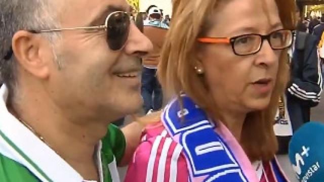 Pareja en los aledaños del Santiago Bernabéu