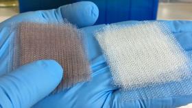 Mallas quirúrgicas: a la izquierda una de cobre y a derecha la que está recubierta de nanopartículas de oro.