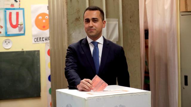 Luigi Di Maio votando en las elecciones europeas.