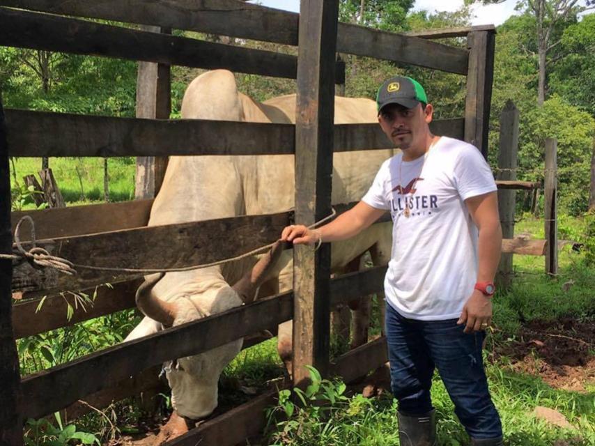 Johnny con uno de sus animales.