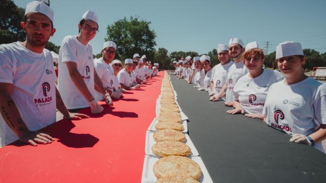 223 metros de tortillas de patata para batir el récord Guinness en Getafe