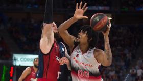 Disputa de un balón en el Baskonia - Tecnyconta Zaragoza. Foto: acb.com