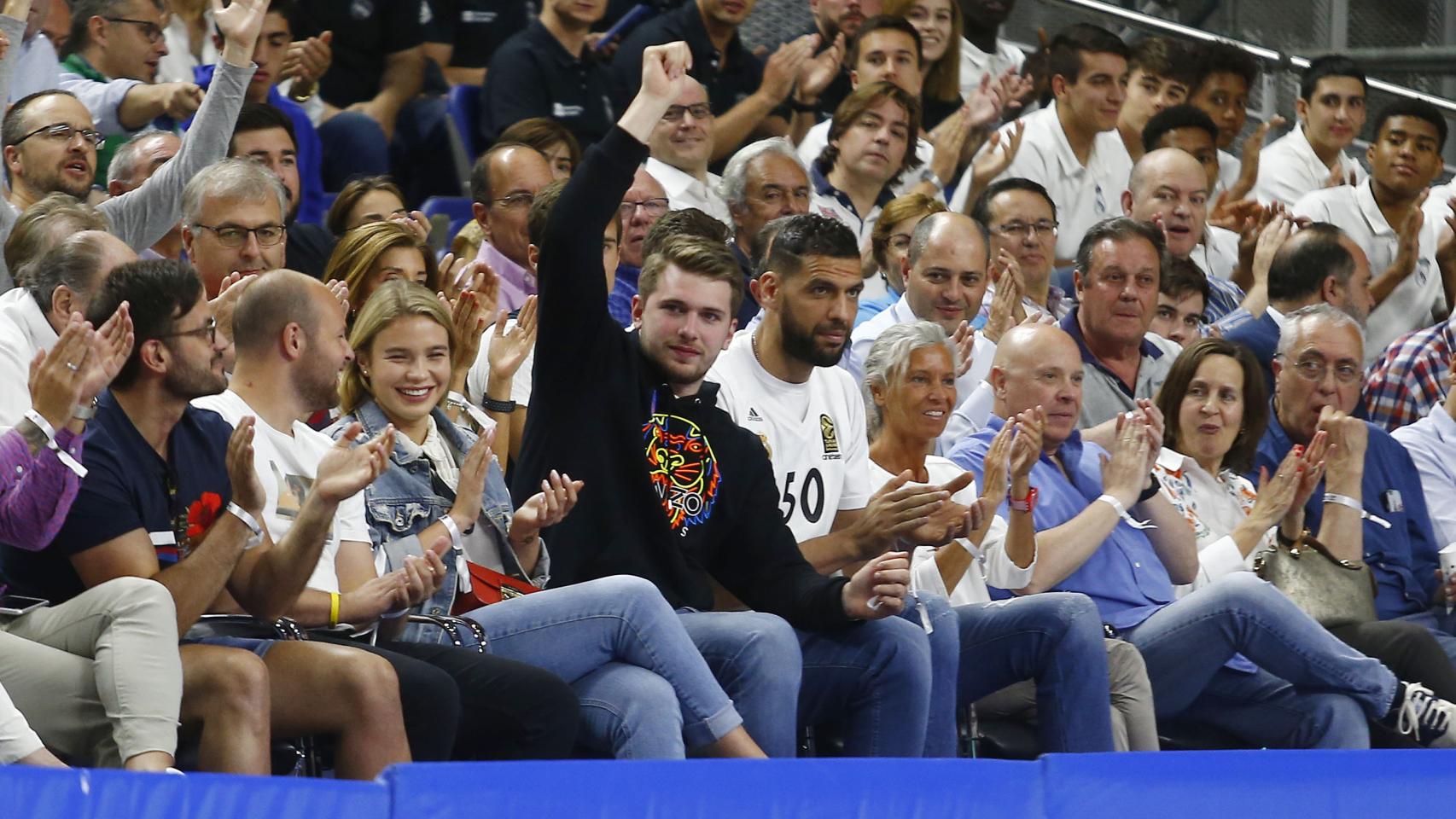 Doncic y Mejri en el WiZink Center viendo el Real Madrid - Baxi Manresa