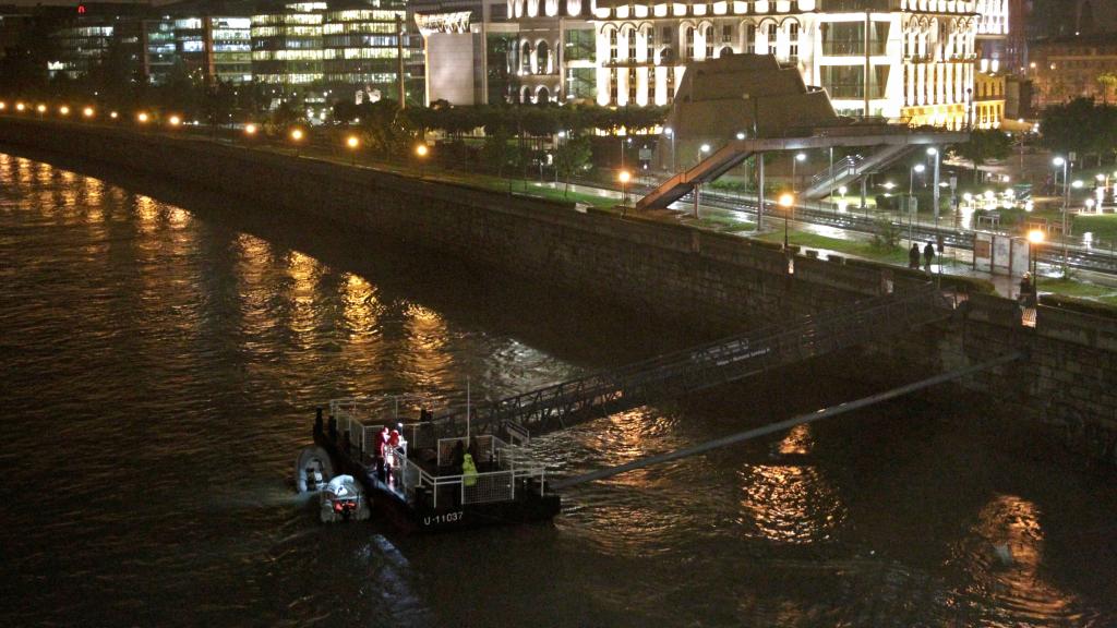 Un bote de rescate en el Danubio tras el naufragio.