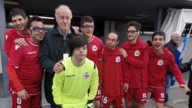 Vicente del Bosque, ex seleccionador nacional, con los jugadores del Deportivo Genuine