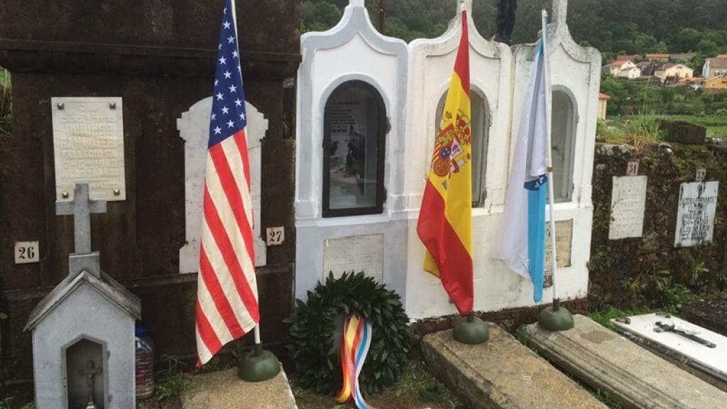 Tumba de Manuel Otero en el cementerio de Serra de Outes.