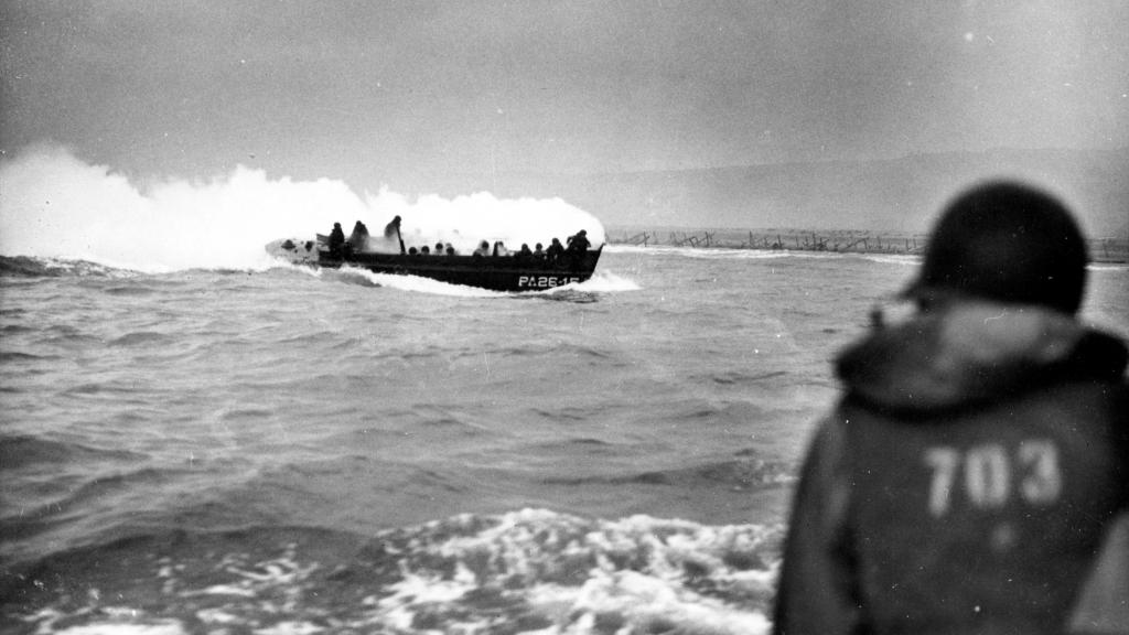 Una lancha LCVP, antes de desembarcar en la playa de Omaha.