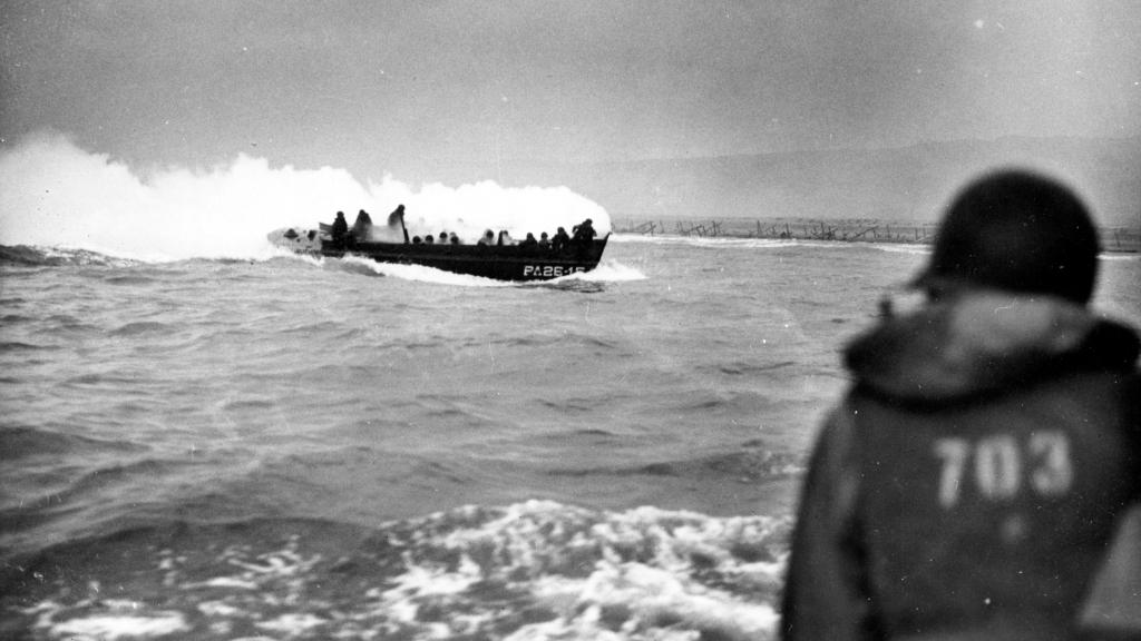 Una lancha LCVP, antes de desembarcar en la playa de Omaha.
