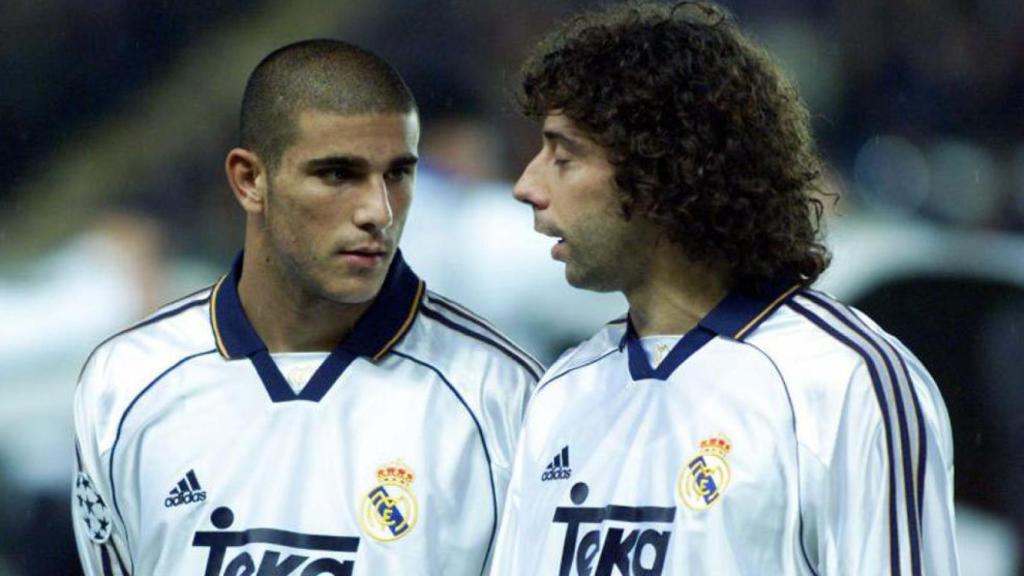 Aranda junto a Iván Campo vistiendo la camiseta del Madrid.