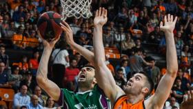 Unicaja sorprende al Valencia Basket y le roba el factor cancha