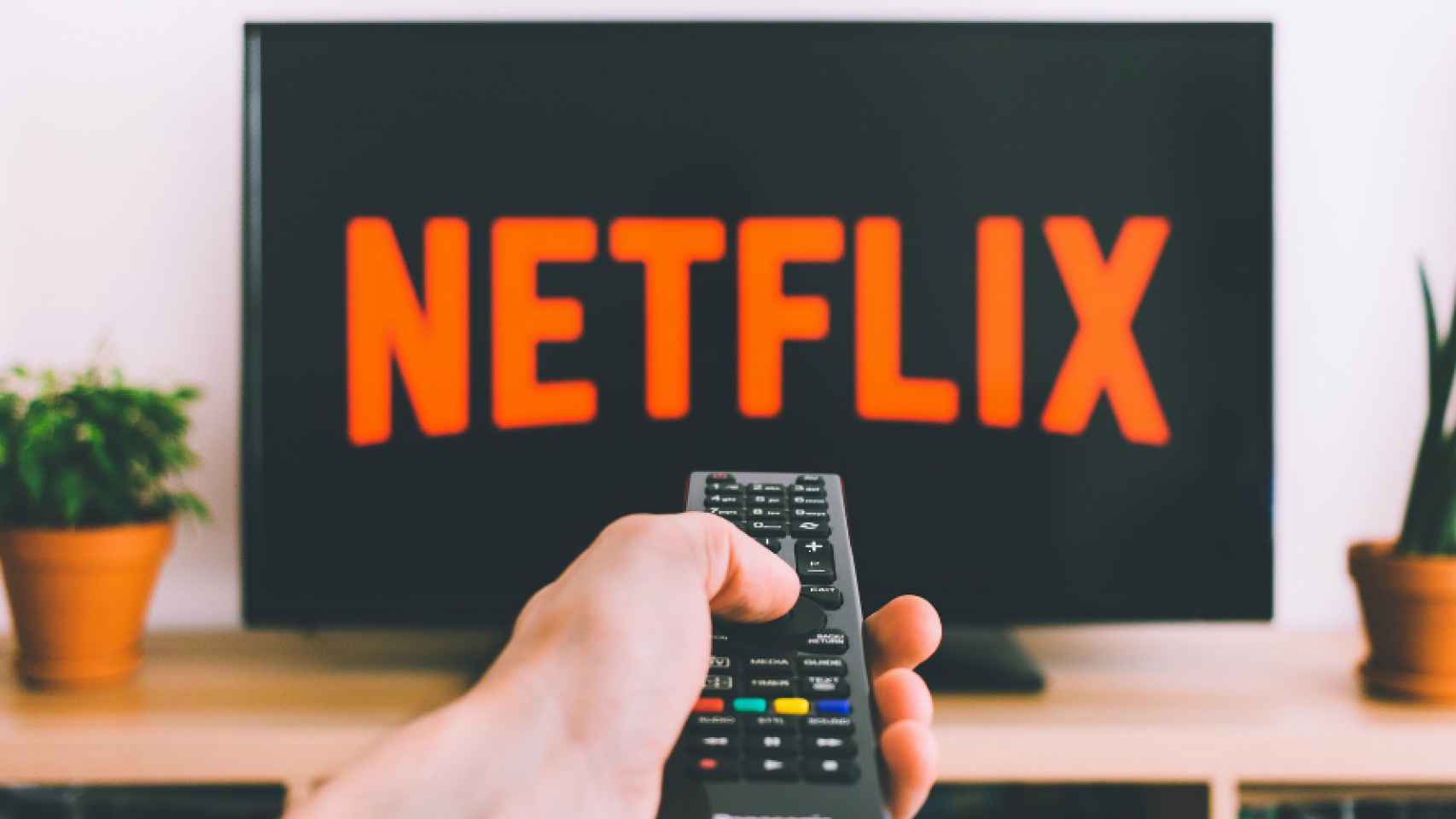El logo de Netflix en un televisor.