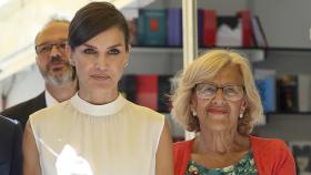 La reina Letizia y Manuela Carmena posan juntas en la Feria del Libro de Madrid.