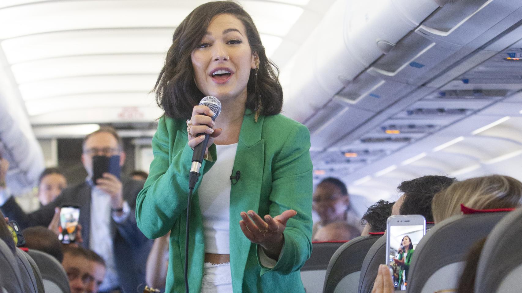 La cantante Nella Rojas en su concierto en directo en un avión de Iberia.