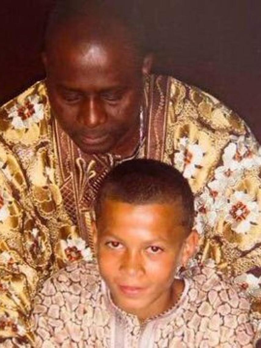 Dele Alli y su padre. Foto: Twitter (@vokeoruma)