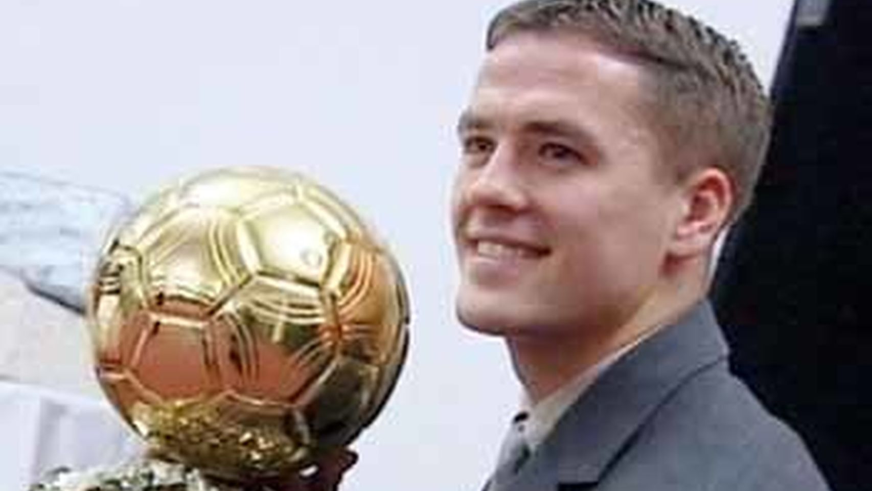 Michael Owen con el Balón de Oro