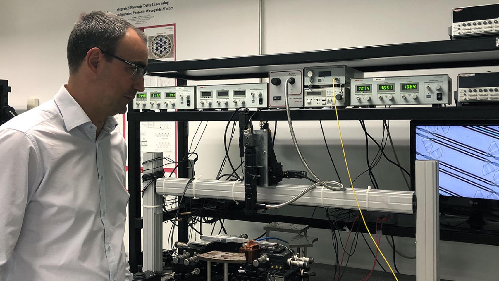 Pascual Muñoz, uno de los fundadores de VLC Photonics, en sus laboratorios.