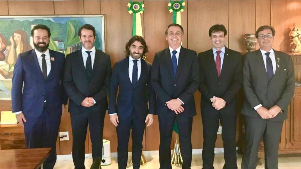 Daniel Diniz, Secretario Ejecutivo del Ministerio de Turismo; Lisandro Menu Marque, Director  General de Desarrollo Internacional de Globalia; Javier Hidalgo, CEO de Globalia; Jair Bolsonaro, Presidente de Brasil; Marcelo Álvaro Antônio, Ministro de Turismo de Brasil y Gilson Machado Neto, Presidente de Embratur