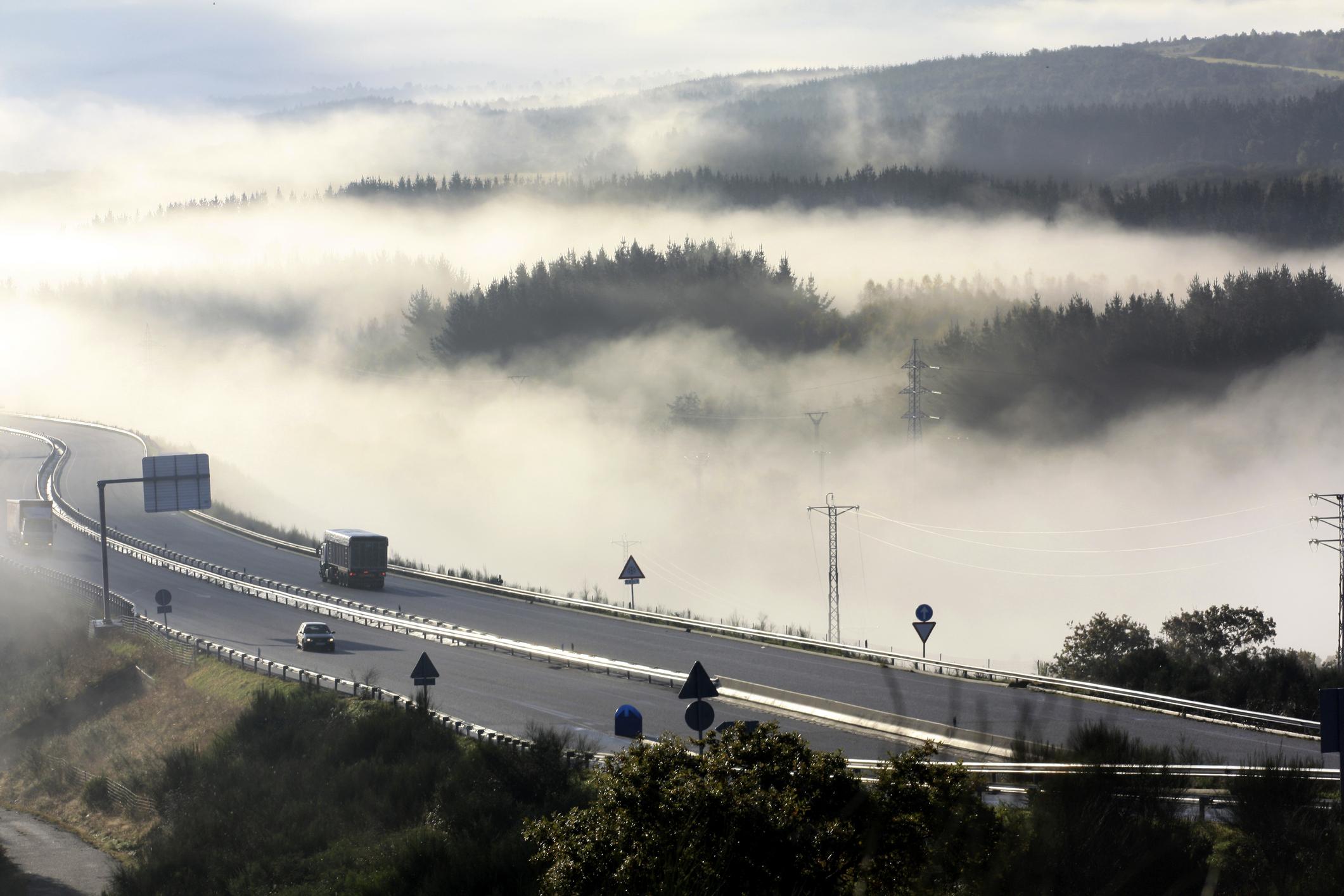 Niebla rodeando a una autopista gallega