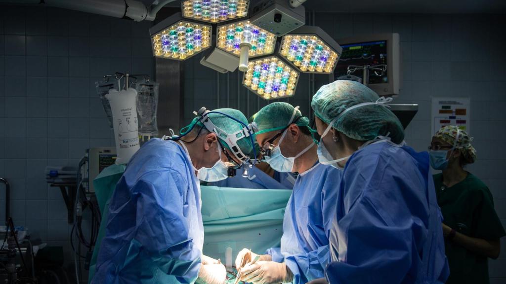 Cirujanos del Virgen del Rocío durante una operación cardiológica infantil.