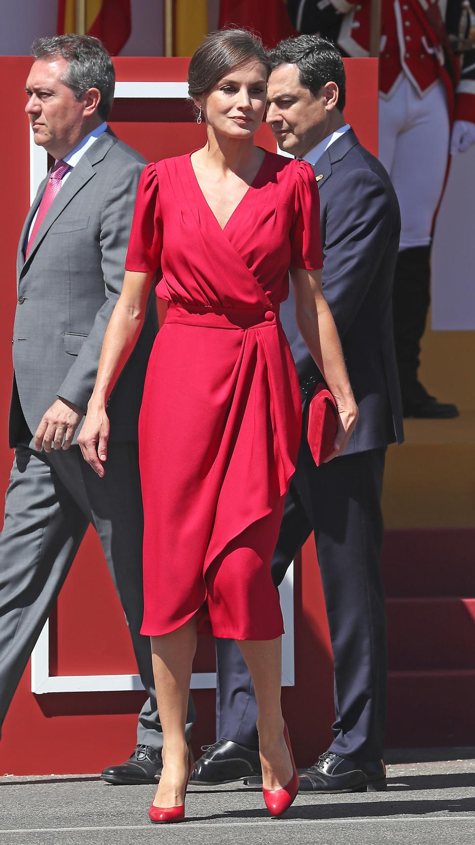 La reina Letizia ha optado por el rojo para el desfile de este sábado.